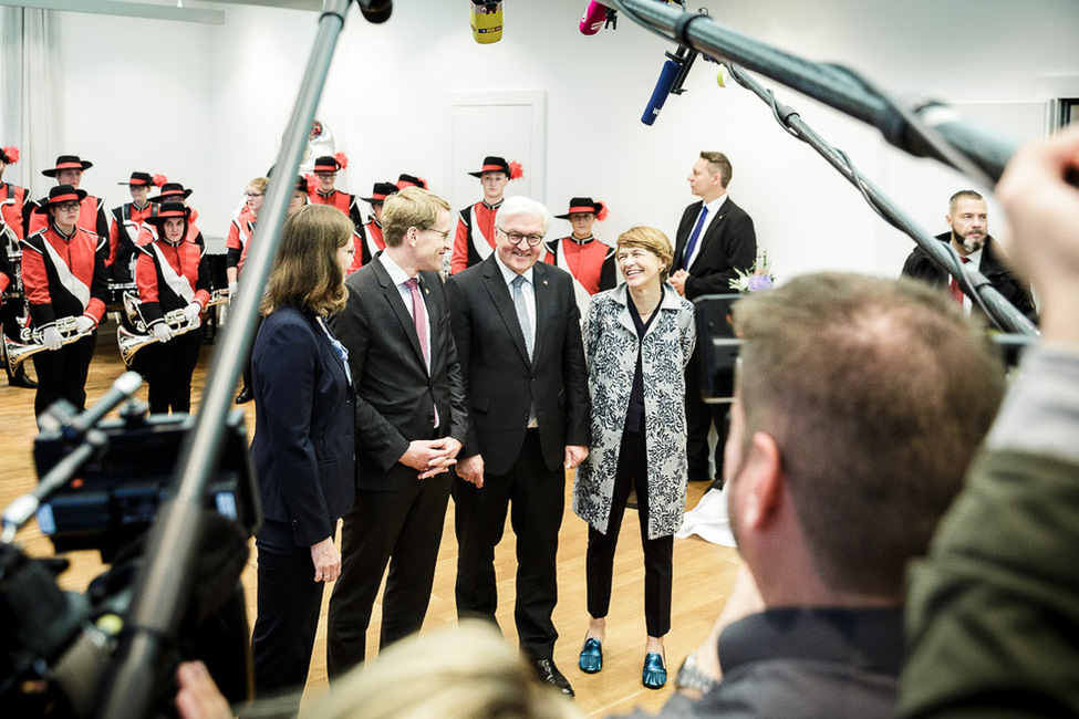 Bundespräsident Frank-Walter Steinmeier und Elke Büdenbender bei der Begrüßung durch Ministerpräsident Daniel Günther und seiner Frau Anke Günther in der Staatskanzlei von Schleswig-Holstein in Kiel 